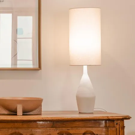 A1 Fully Renovated! Very In Bica With Ac Apartment