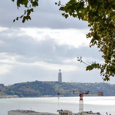 Apartment A1 Fully Renovated! Very In Bica With Ac Lisbon